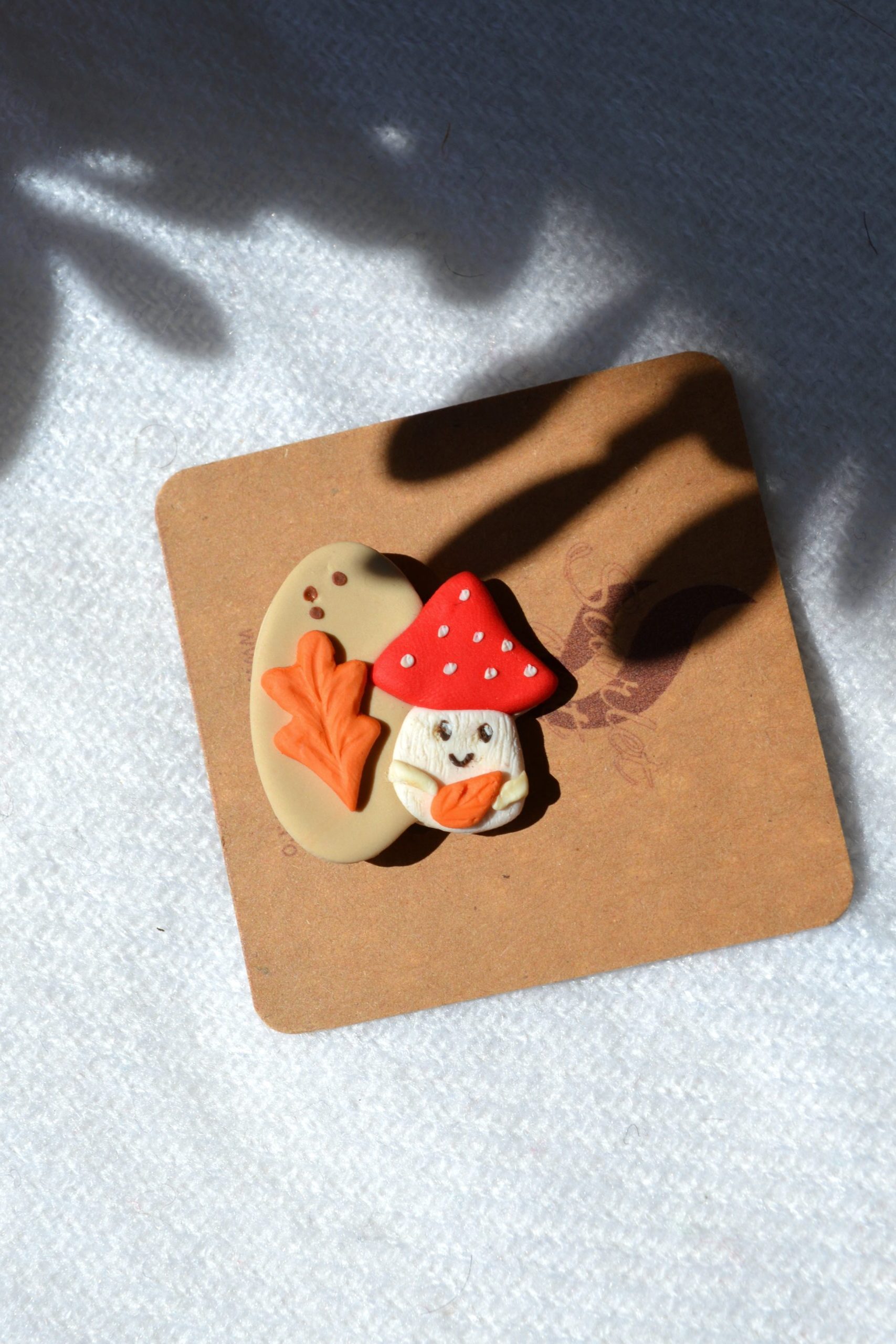 Broșă ciupercuță - Imagine 1