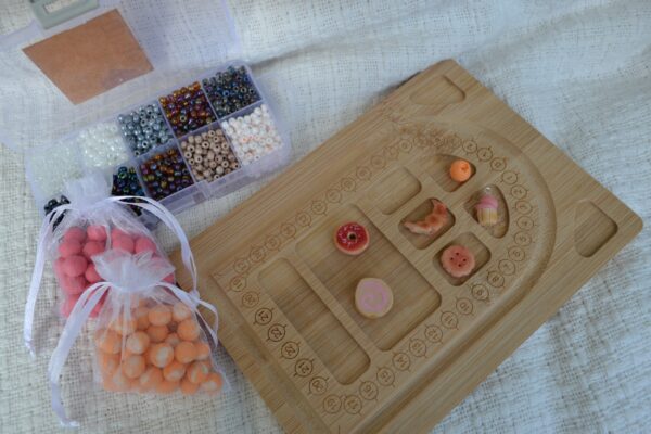 Colier roz cu prăjituri