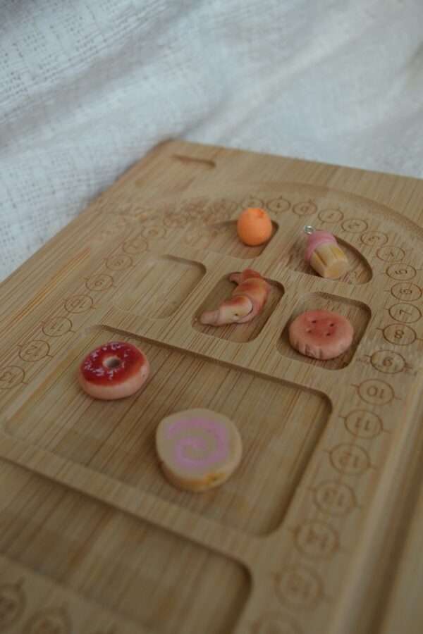 Colier roz cu prăjituri