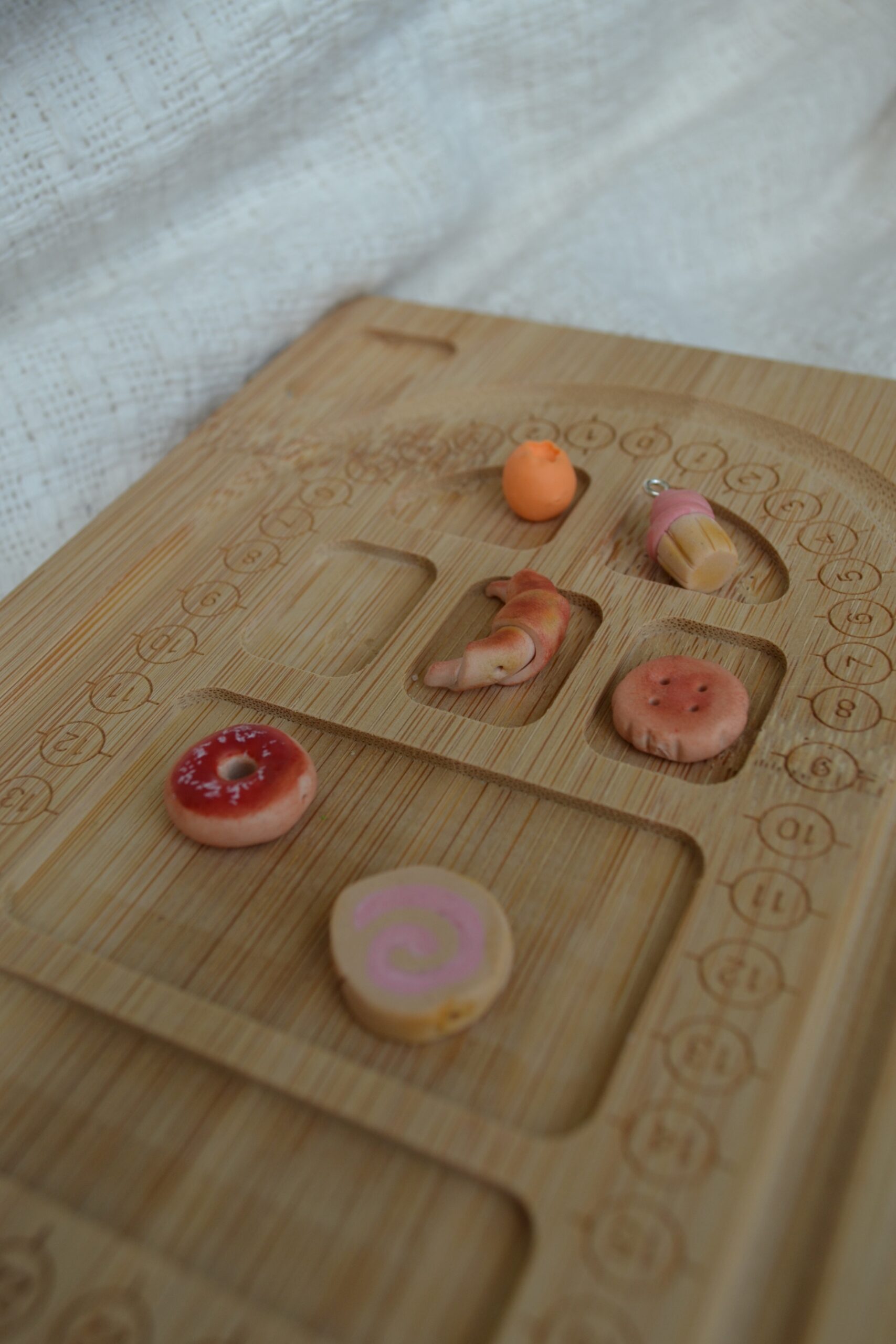 Colier roz cu prăjituri - Imagine 3