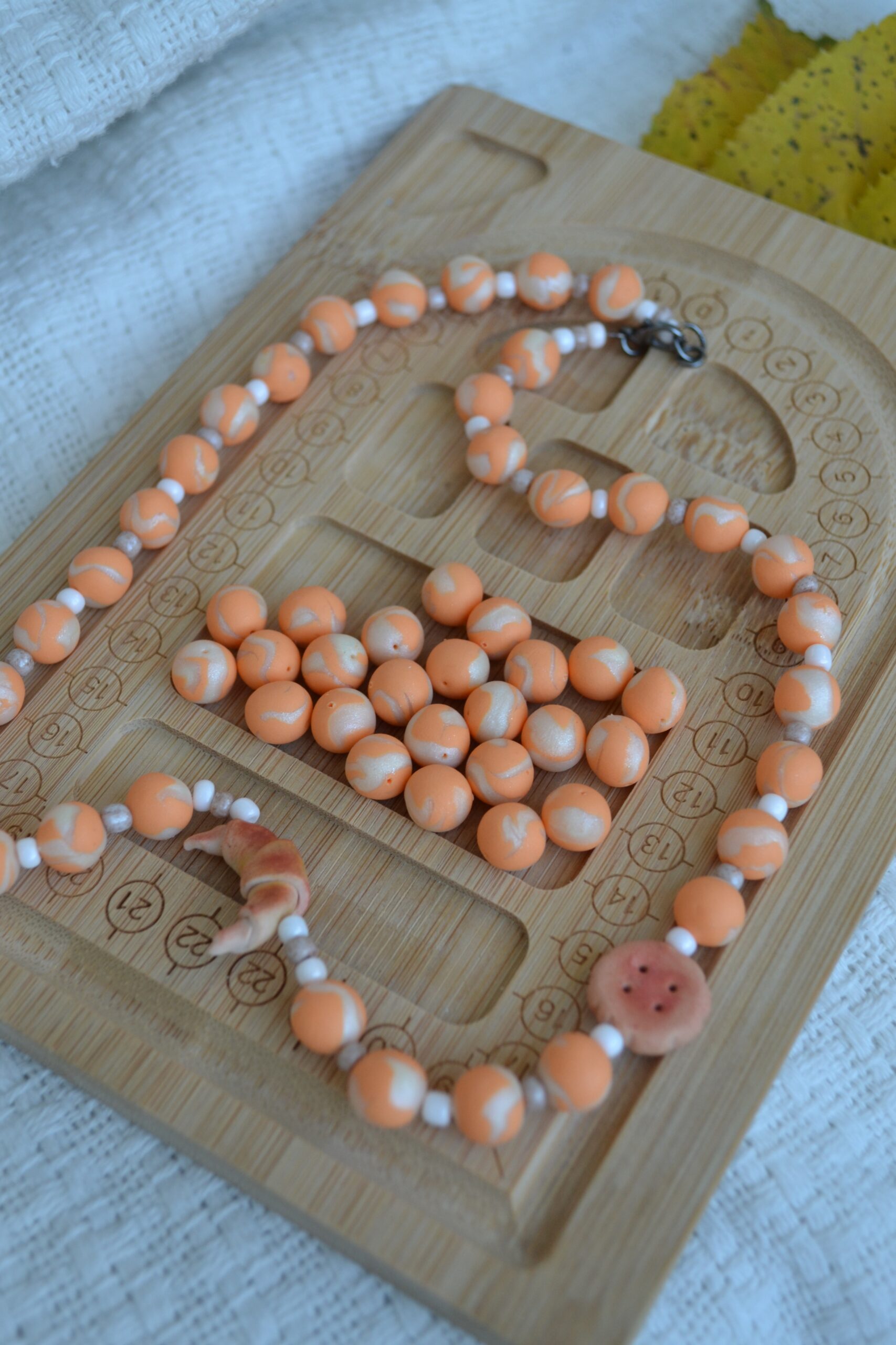 Colier portocaliu cu prăjituri - Imagine 2