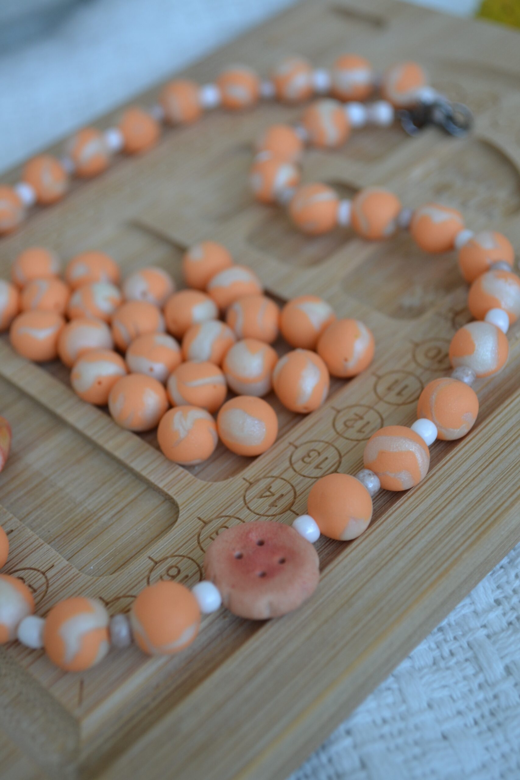 Colier portocaliu cu prăjituri - Imagine 4