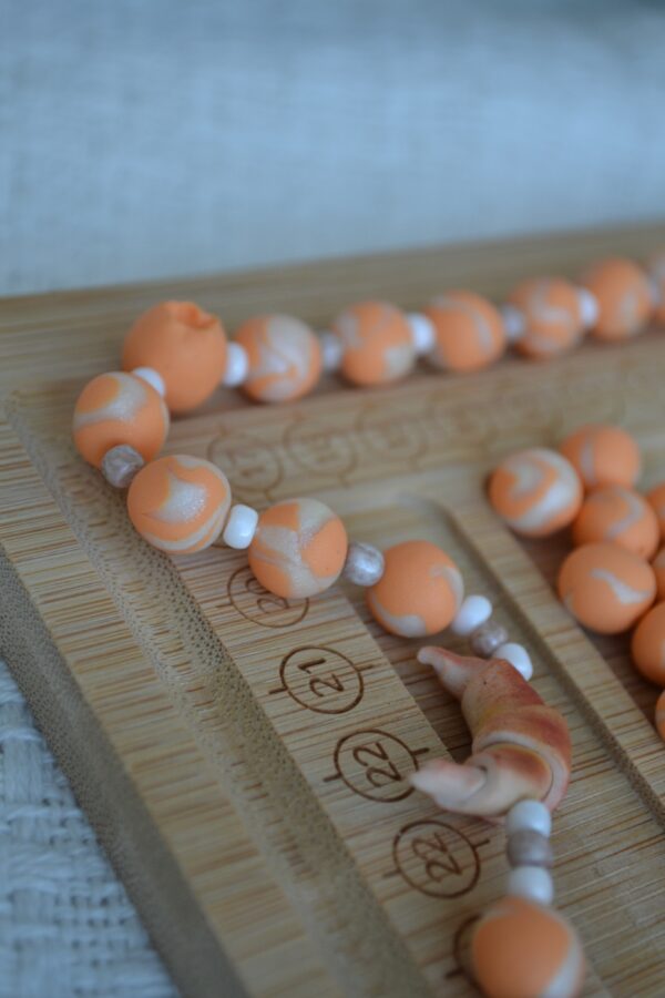 Colier portocaliu cu prăjituri