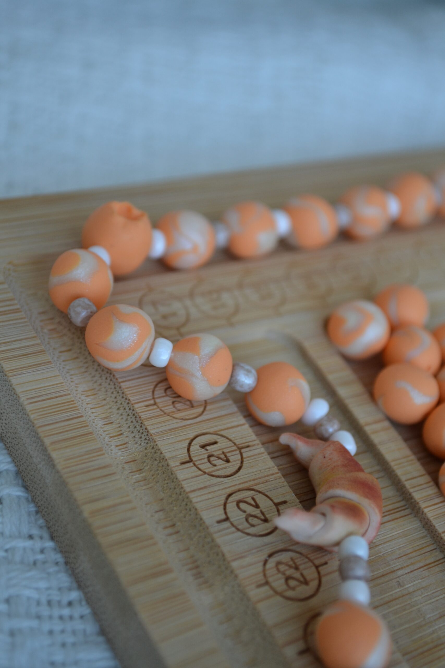 Colier portocaliu cu prăjituri - Imagine 5