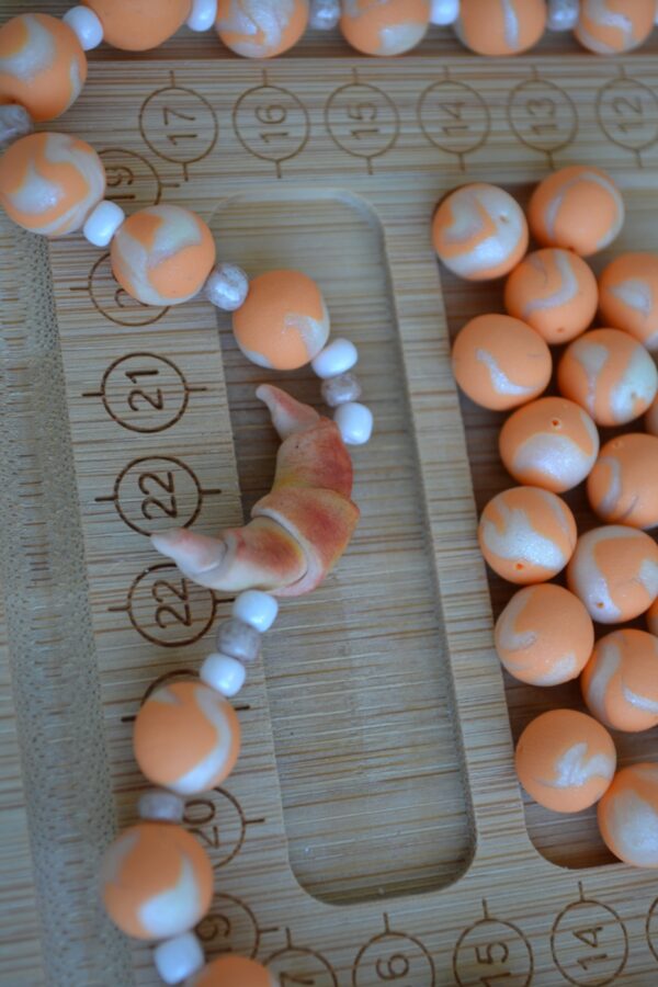 Colier portocaliu cu prăjituri