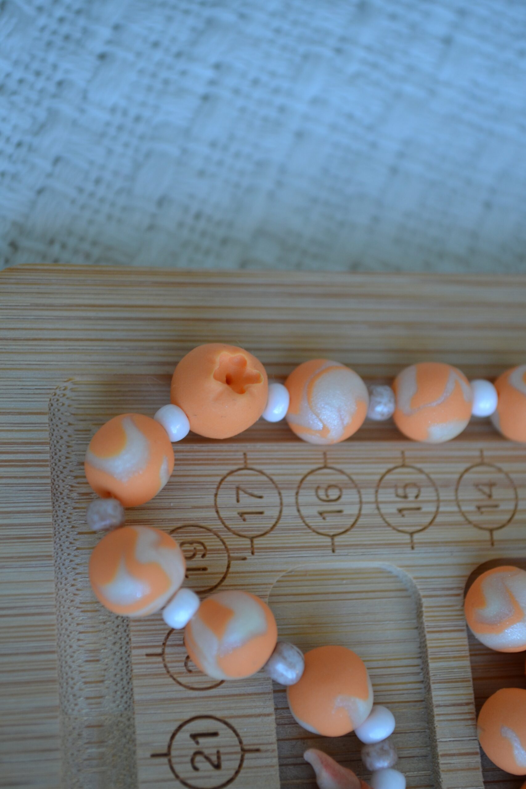 Colier portocaliu cu prăjituri - Imagine 7