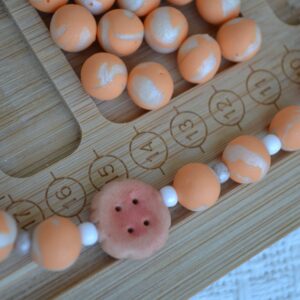 Colier portocaliu cu prăjituri - Imagine 3