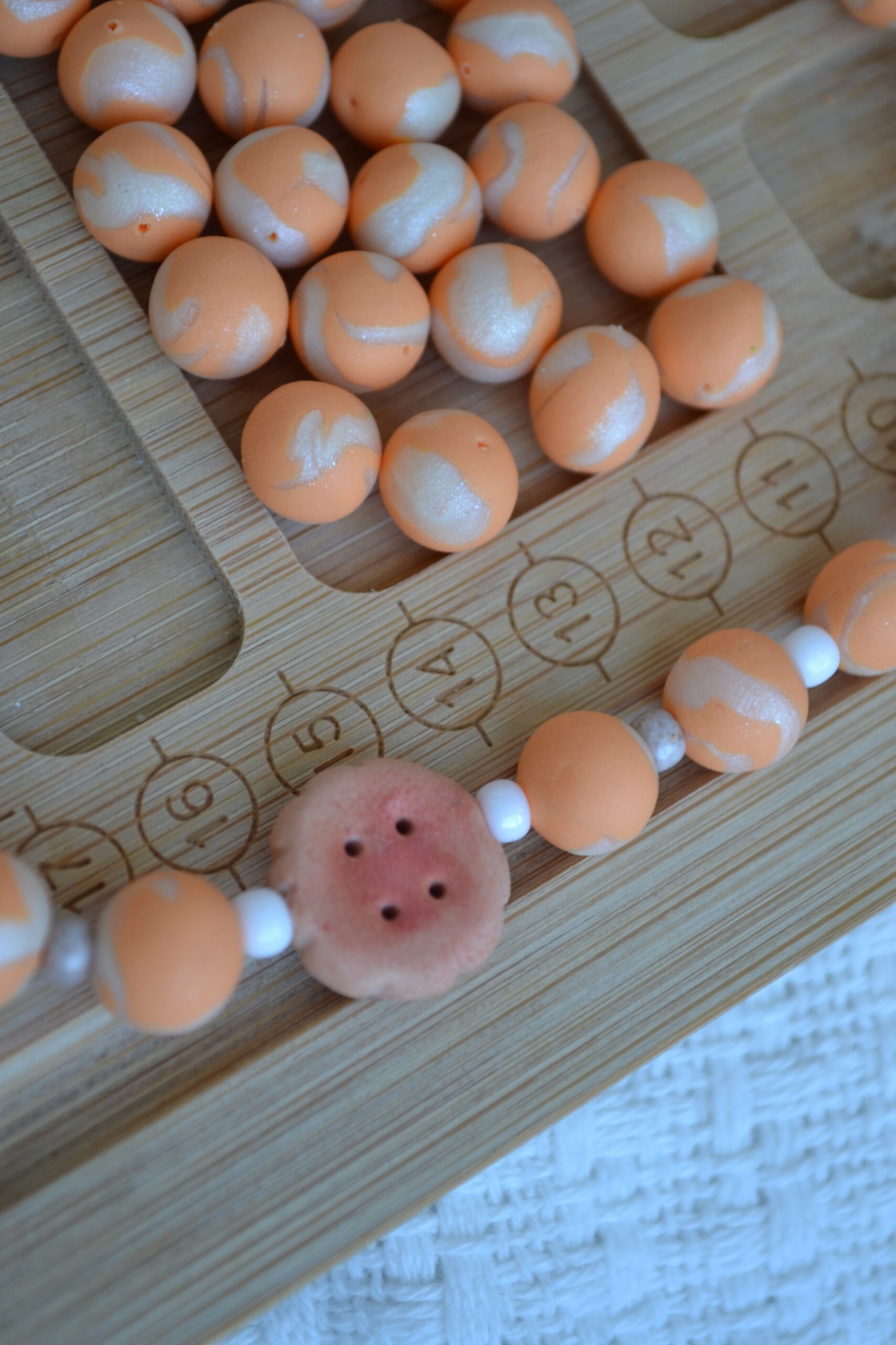 Colier portocaliu cu prăjituri - Imagine 3