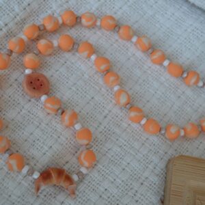 Colier portocaliu cu prăjituri