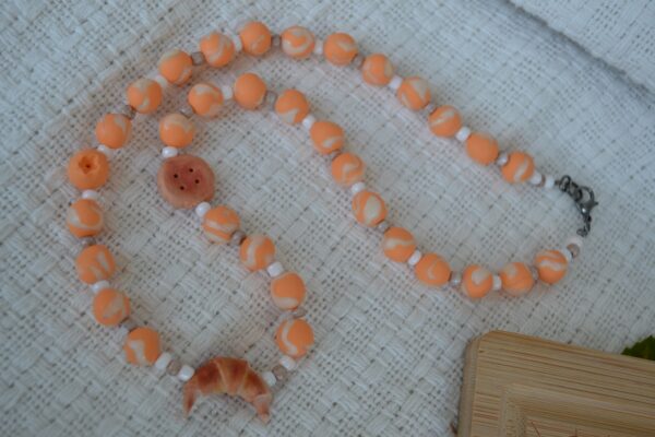 Colier portocaliu cu prăjituri