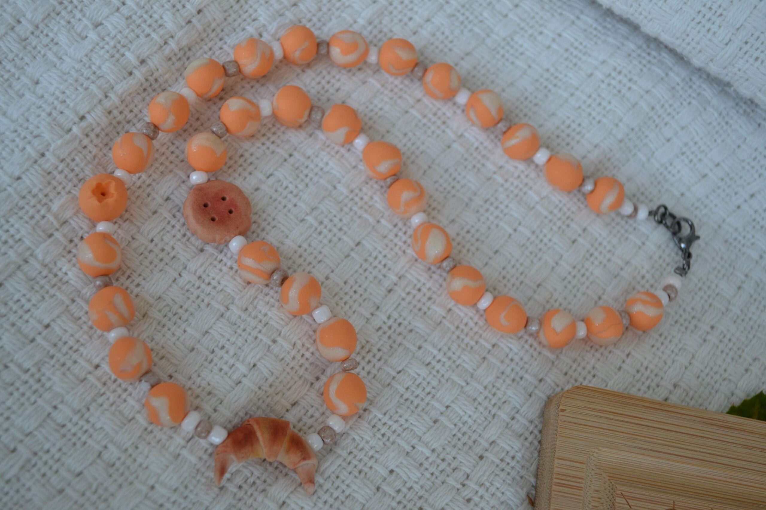 Colier portocaliu cu prăjituri - Imagine 1