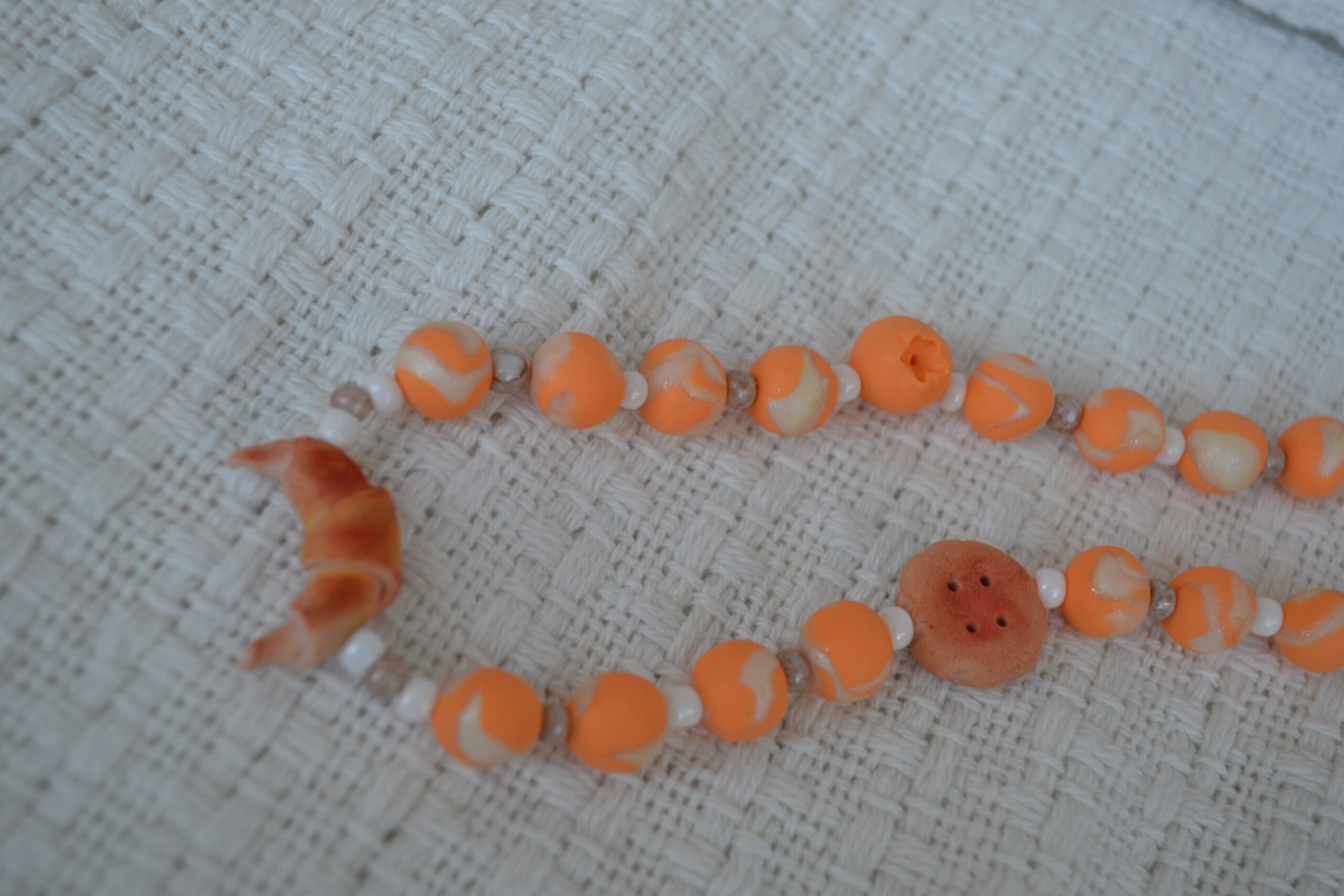 Colier portocaliu cu prăjituri - Imagine 8