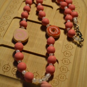 Colier roz cu prăjituri - Imagine 4