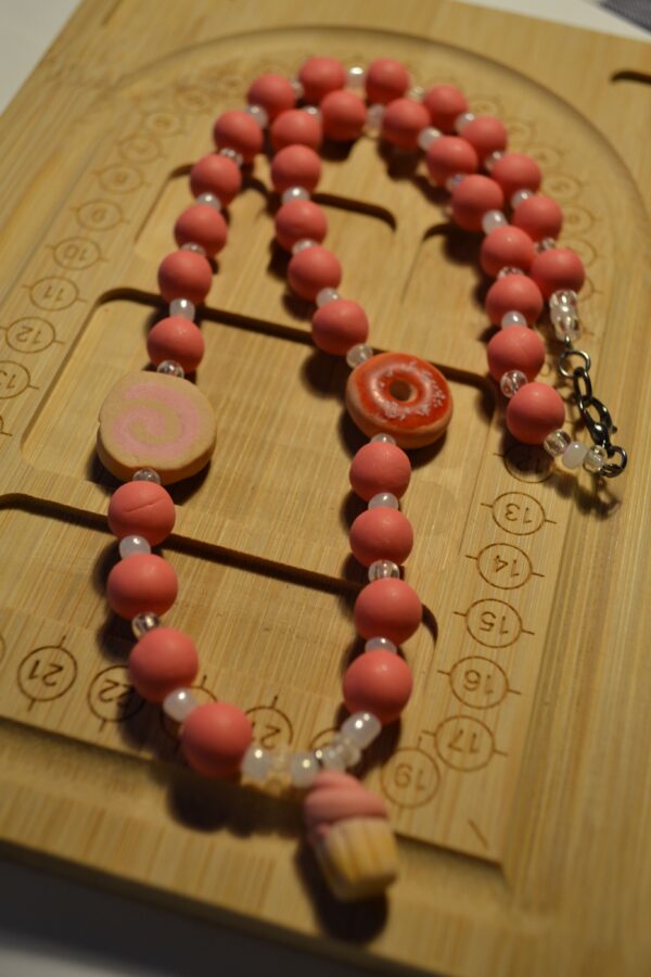 Colier roz cu prăjituri