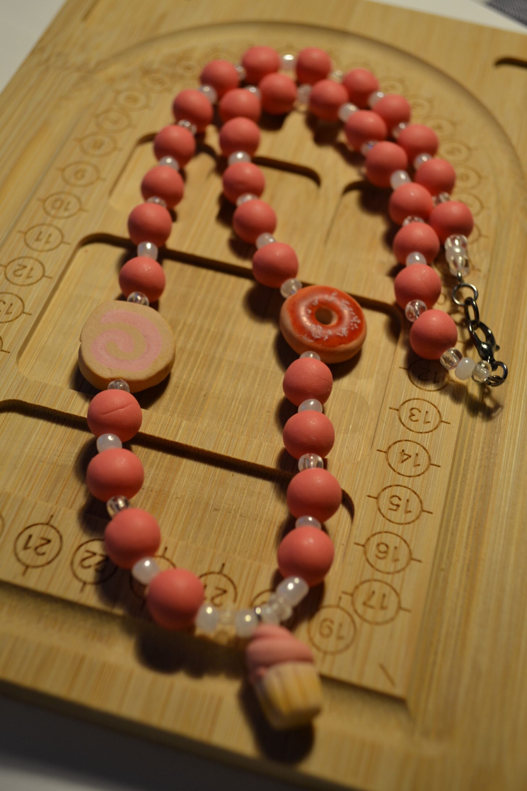 Colier roz cu prăjituri - Imagine 4