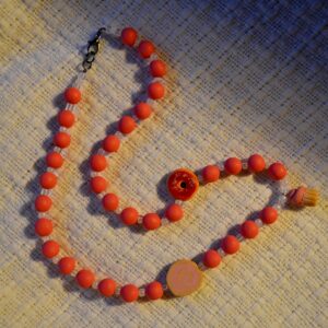 Colier roz cu prăjituri