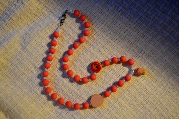 Colier roz cu prăjituri