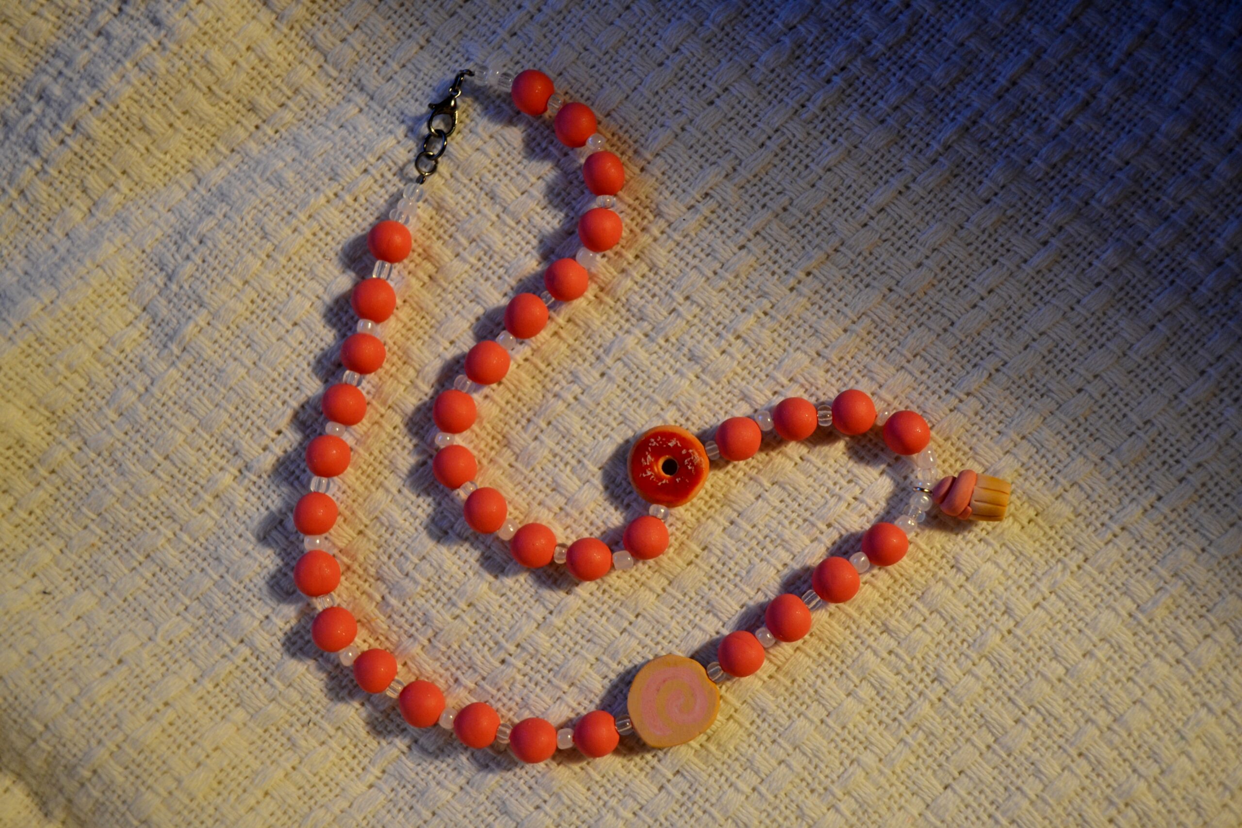 Colier roz cu prăjituri - Imagine 1