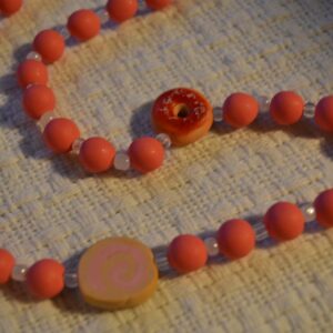 Colier roz cu prăjituri - Imagine 2