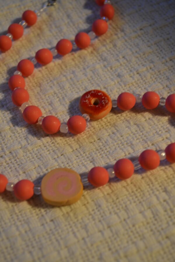 Colier roz cu prăjituri