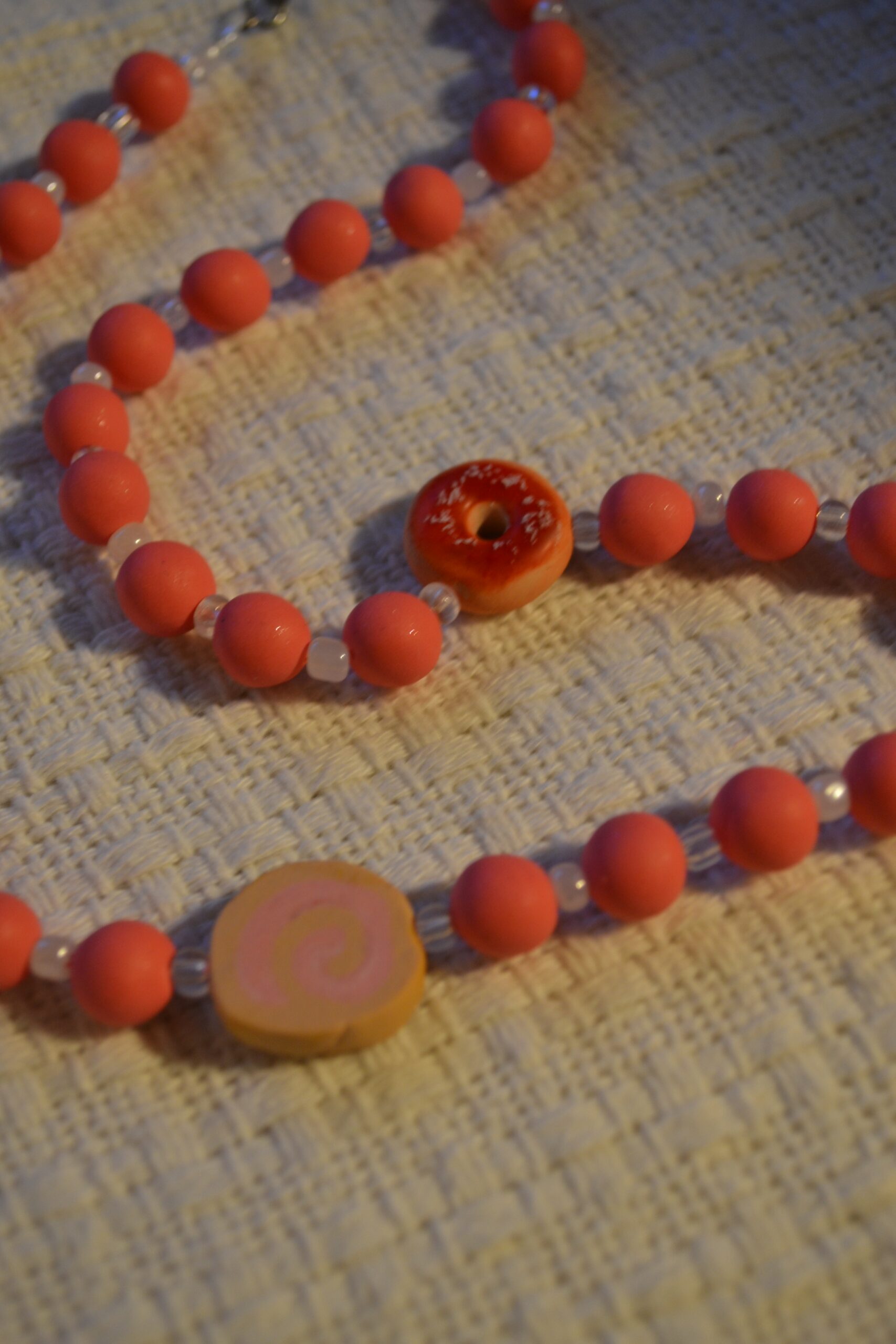 Colier roz cu prăjituri - Imagine 2