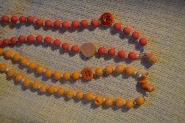 Colier roz cu prăjituri