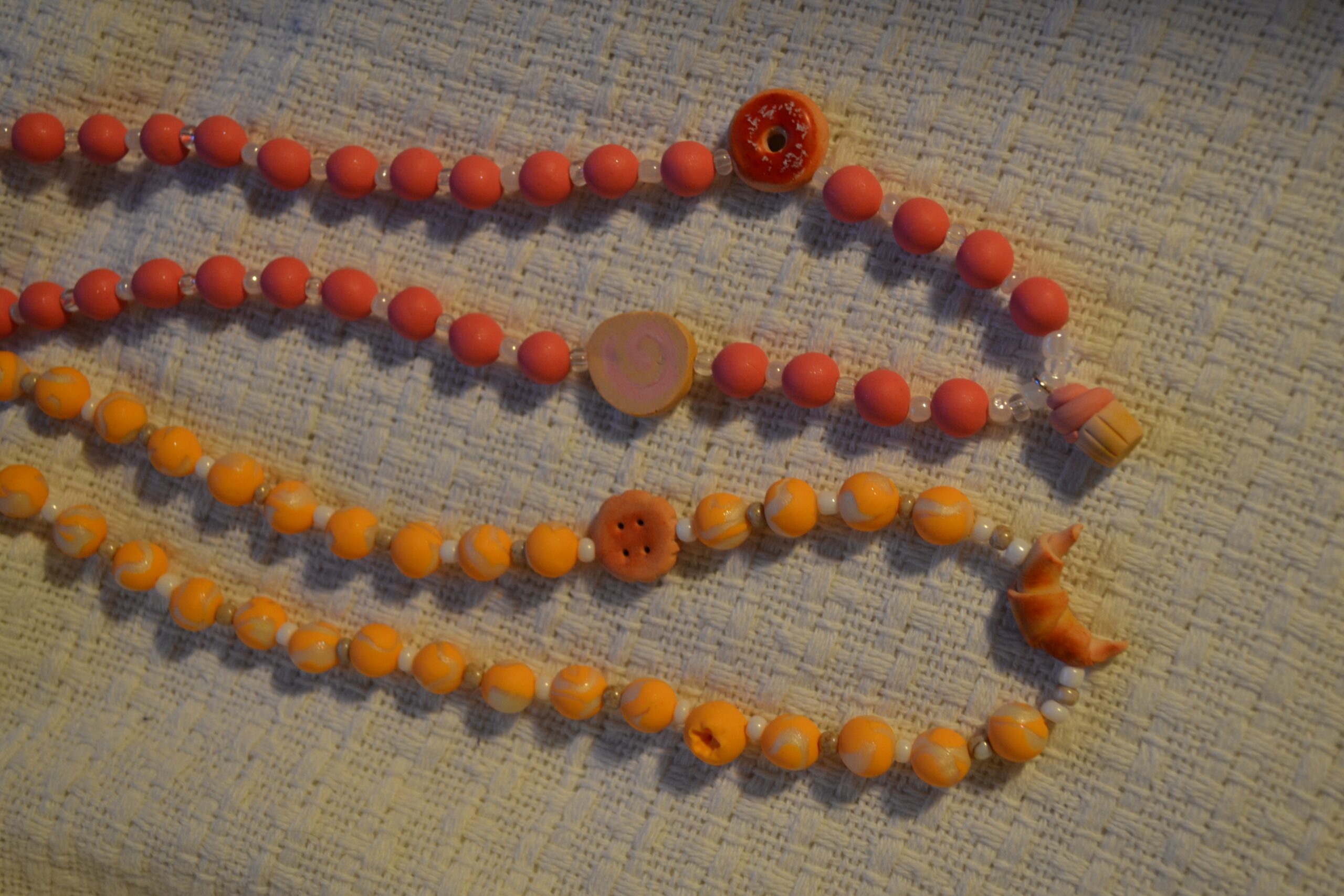 Colier roz cu prăjituri - Imagine 9