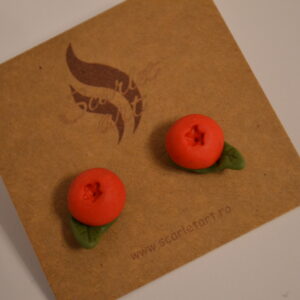 Cercei afine roșii cu frunze