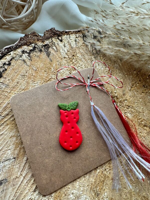 Broșă pisică căpșună