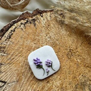 Broșă flori de primăvară mov