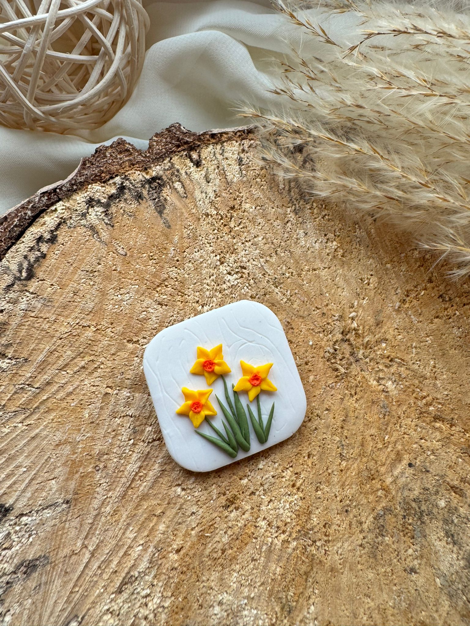 Broșă flori de primăvară galbene - Imagine 1