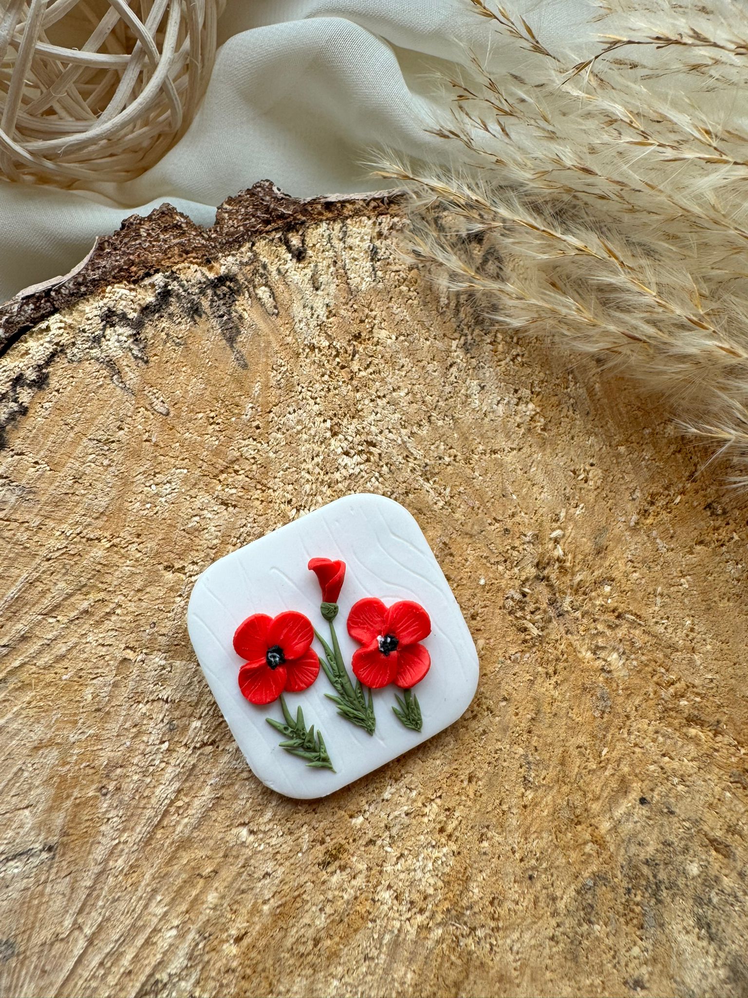 Broșă flori de primăvară roșii 1 - Imagine 1