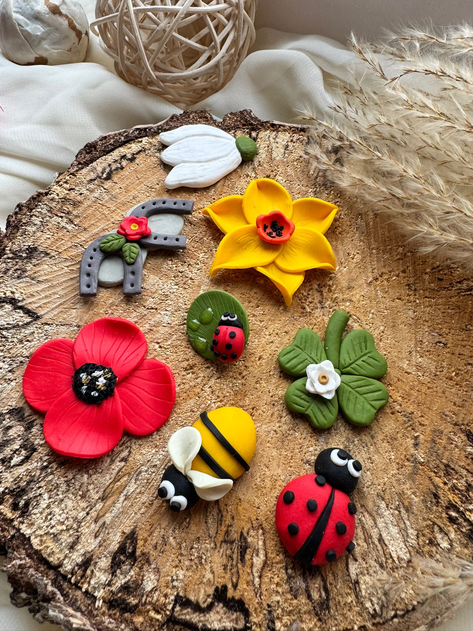 Broșă mistery mărțișor - Imagine 1