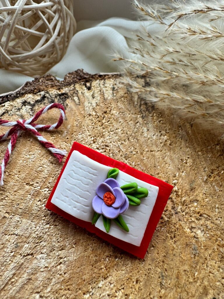 Broșă carte