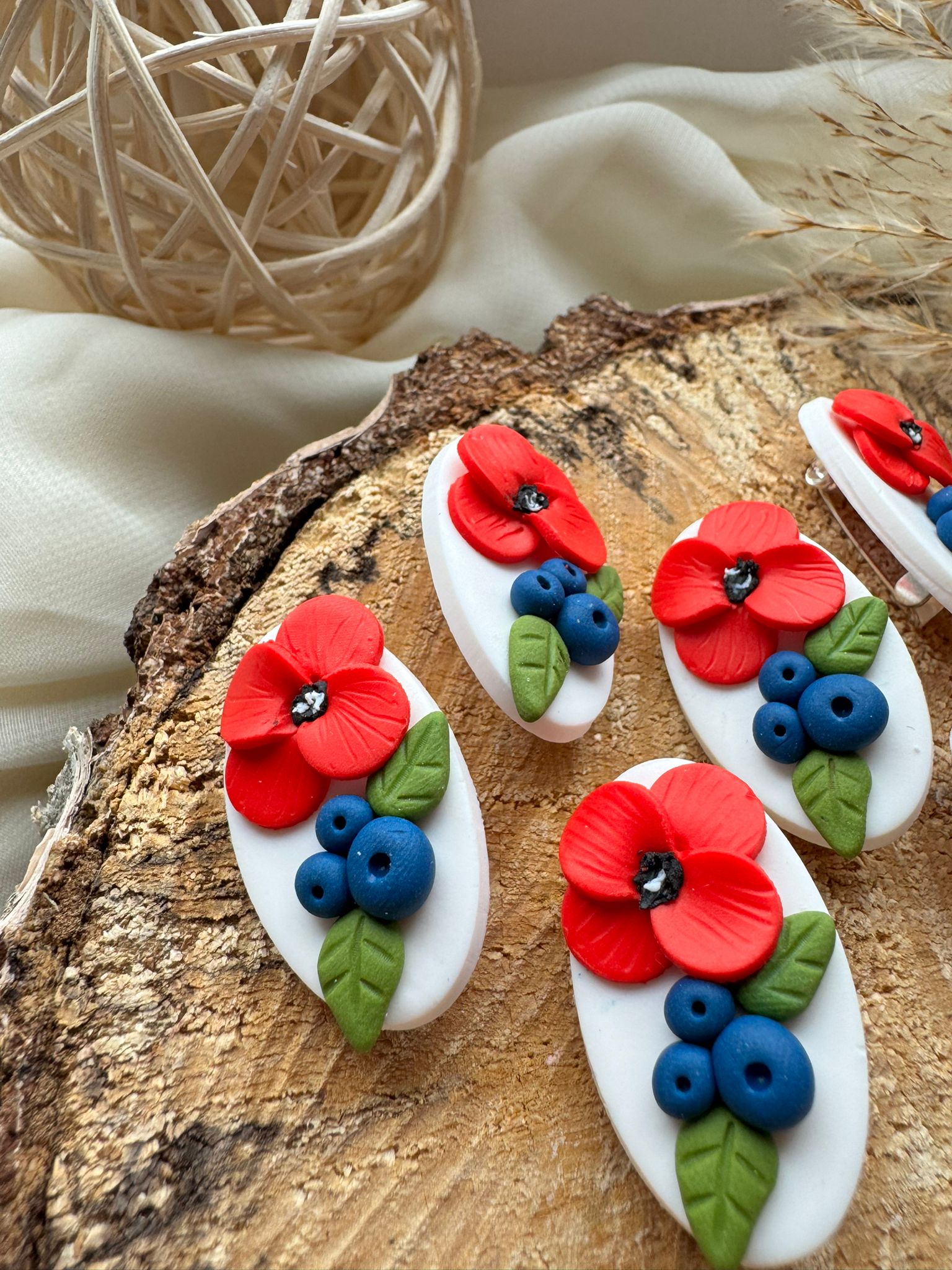 Broșă maci si afine - Imagine 3