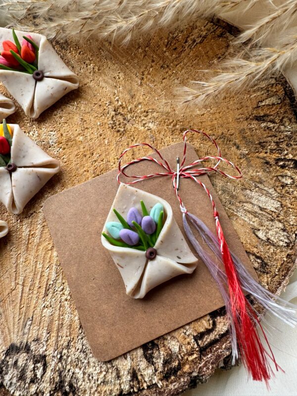 Broșă plic cu lalele