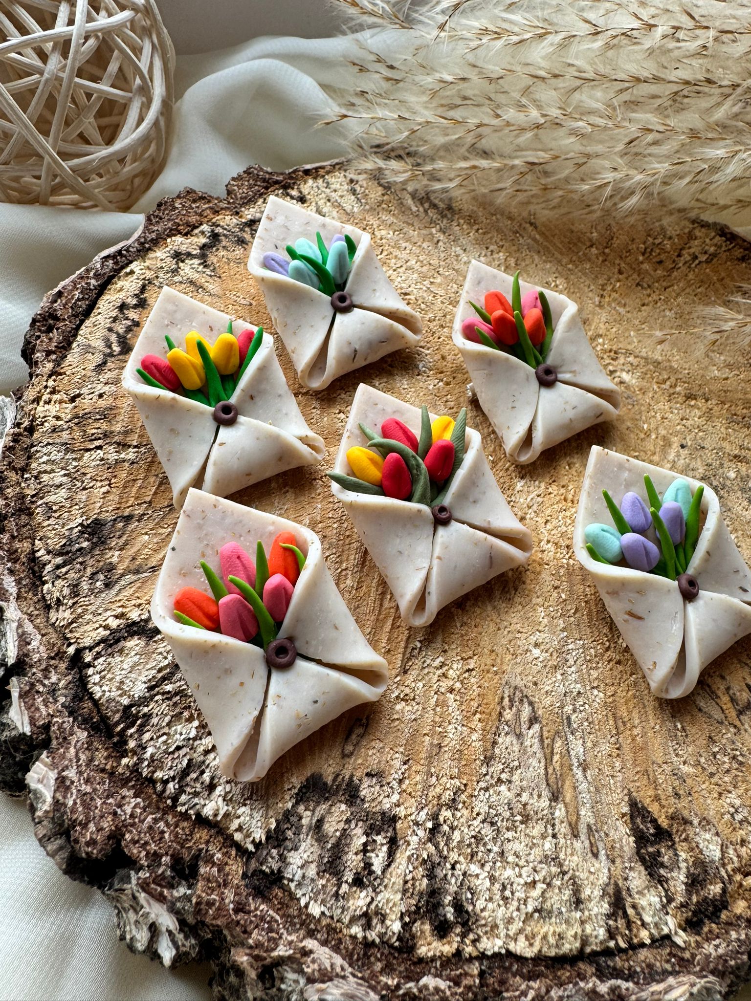 Broșă plic cu lalele - Imagine 1