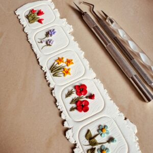 Broșă flori de primăvară galbene - Imagine 2