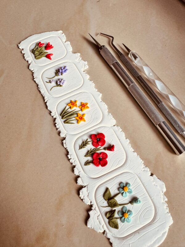 Broșă flori de primăvară galbene