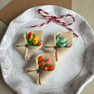 Broșă plic cu lalele - Imagine 4