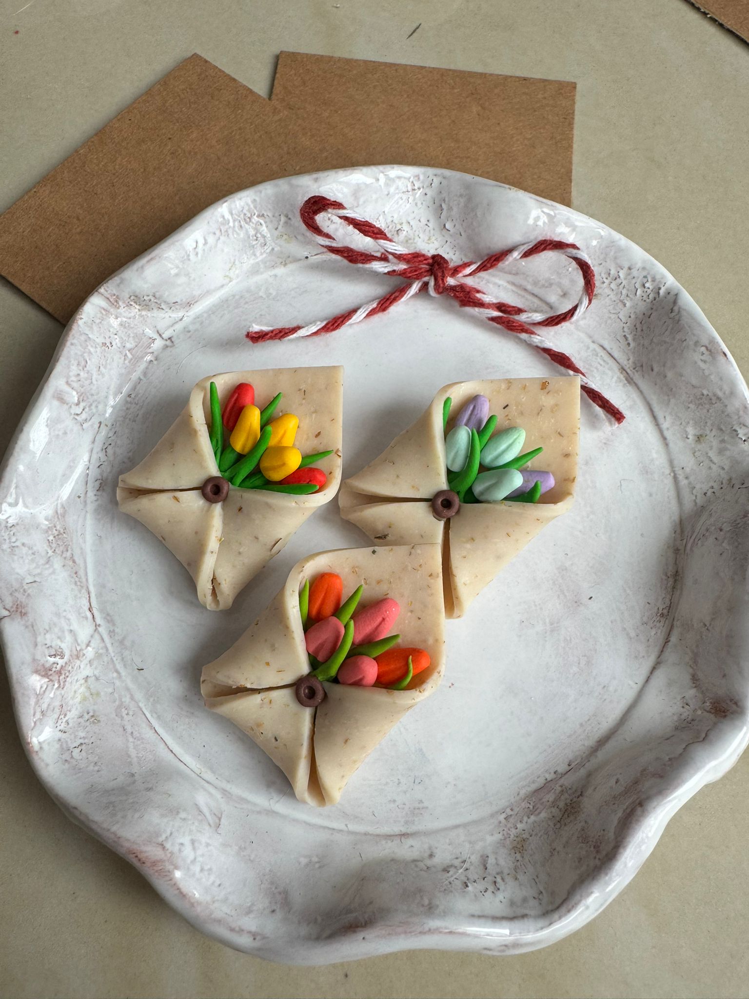 Broșă plic cu lalele - Imagine 4