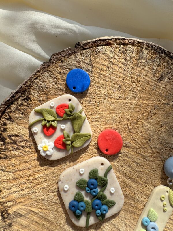 Cercei afine și căpșune