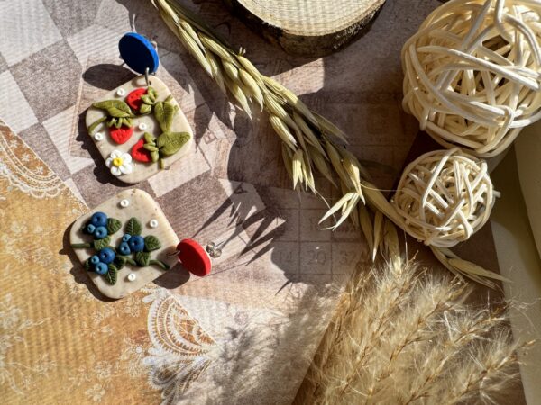 Cercei afine și căpșune