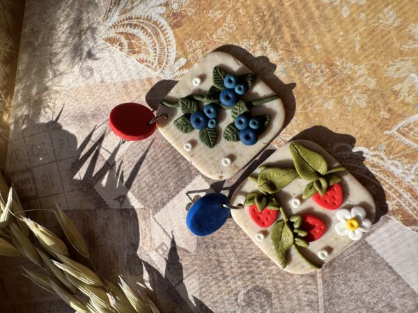 Cercei afine și căpșune