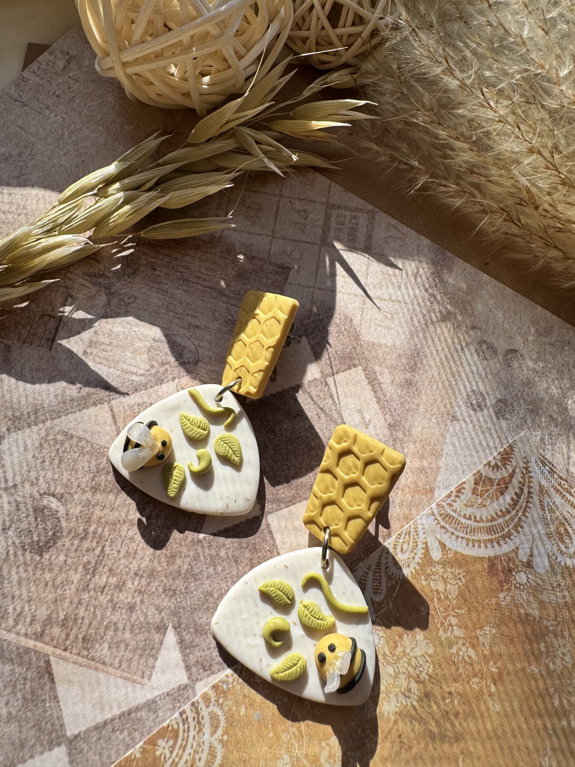 Cercei fagure cu albină - Imagine 1