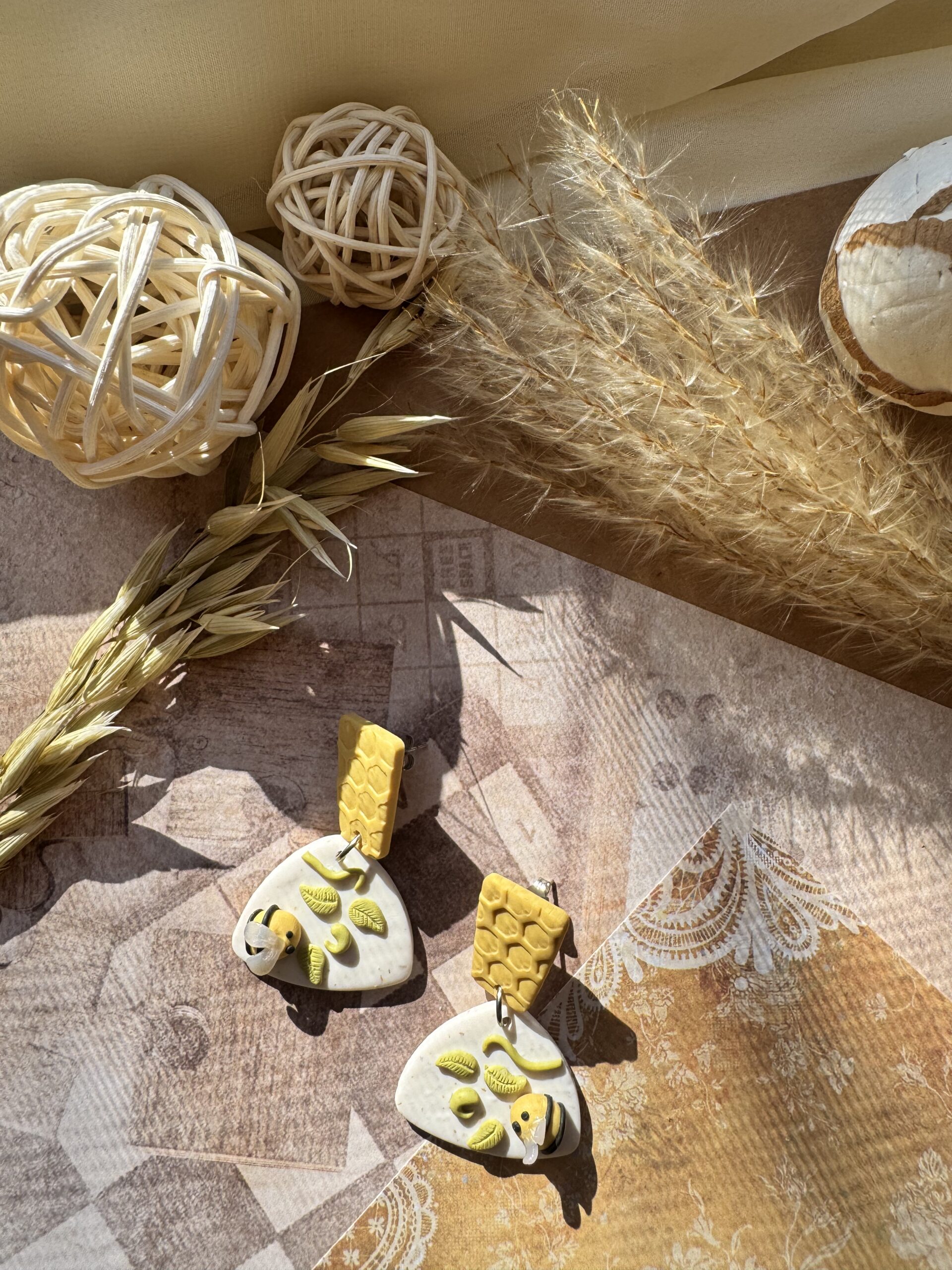 Cercei fagure cu albină - Imagine 2