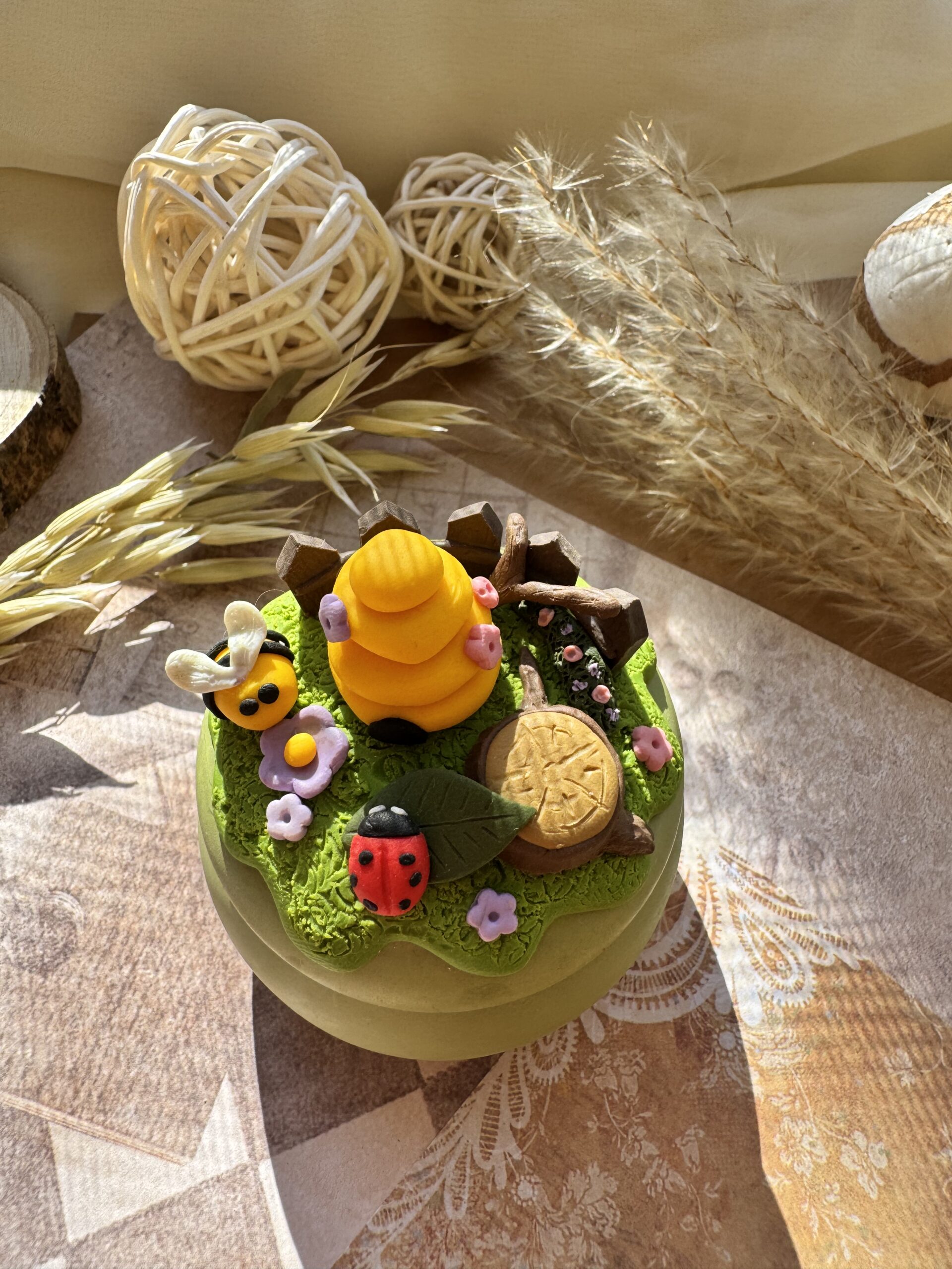 Lumânare decorată cu elemente de primăvară - Imagine 6