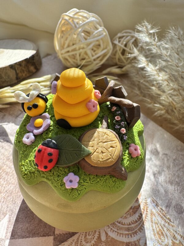 Lumânare decorată cu elemente de primăvară