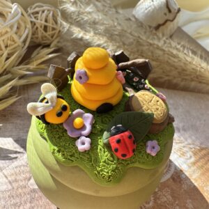 Lumânare decorată cu elemente de primăvară