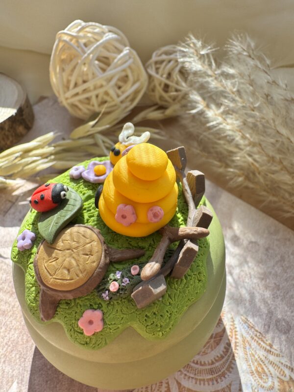 Lumânare decorată cu elemente de primăvară